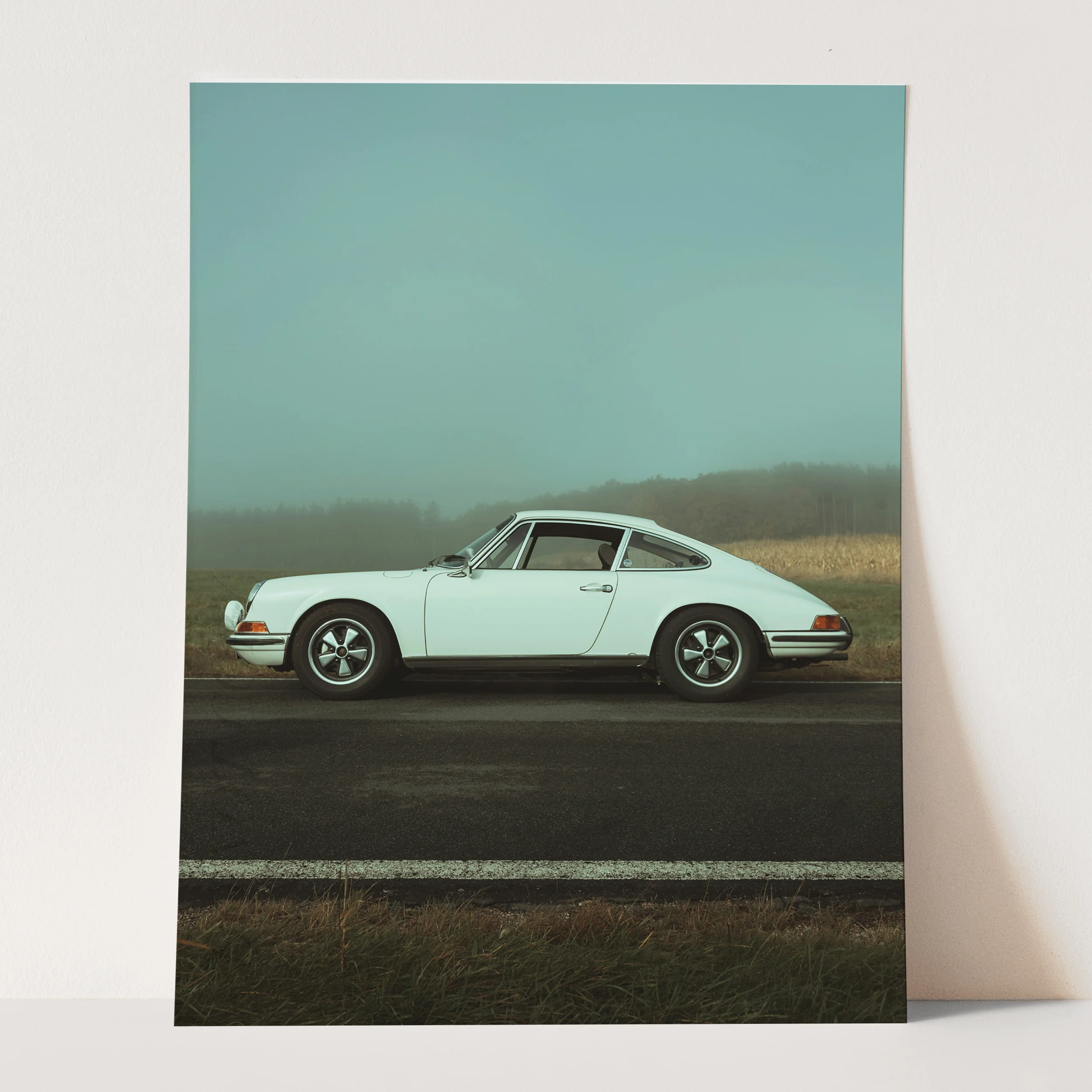 Classic Porsche 911 Side View - Image 3