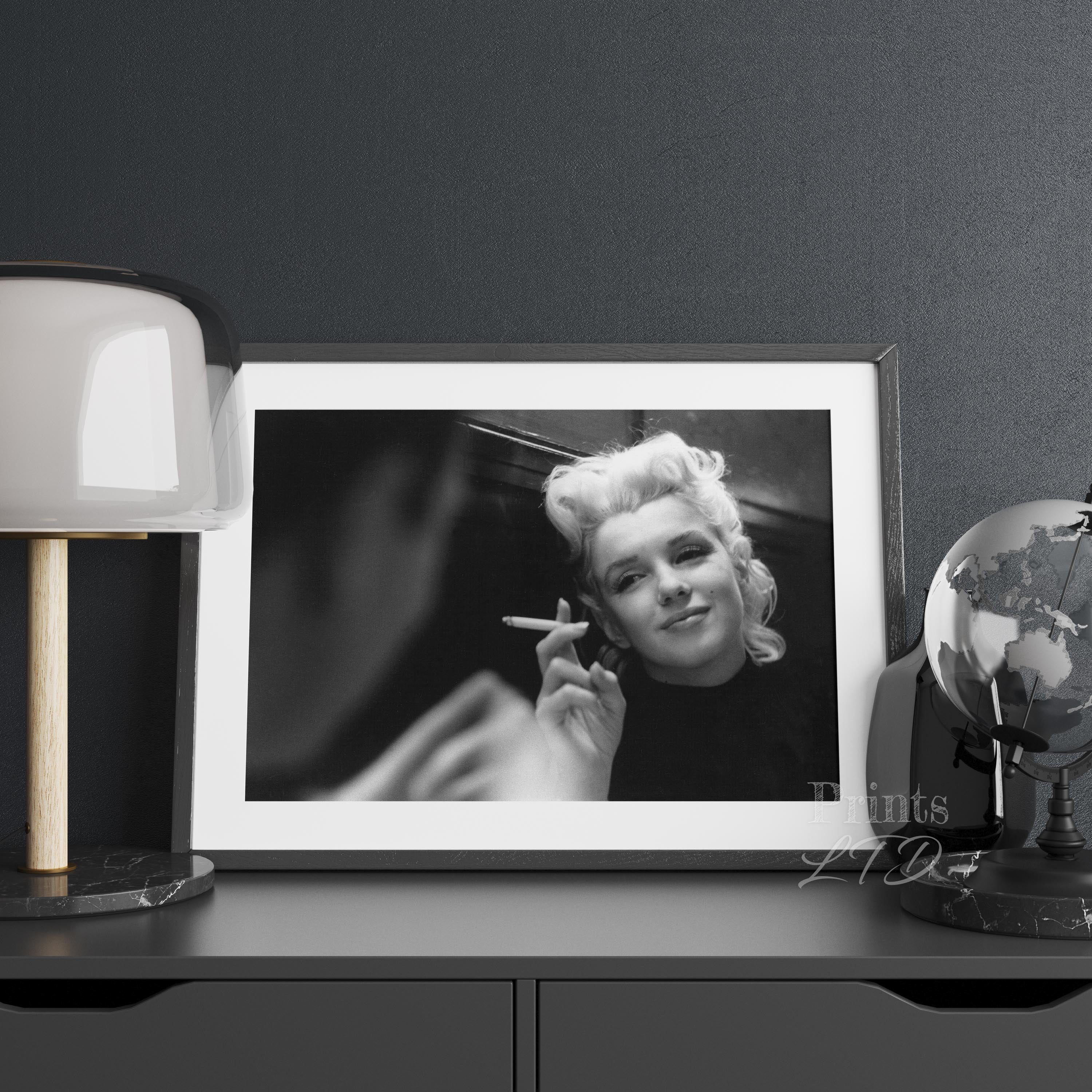 Marilyn Monroe smoking a cigarette - Image 2
