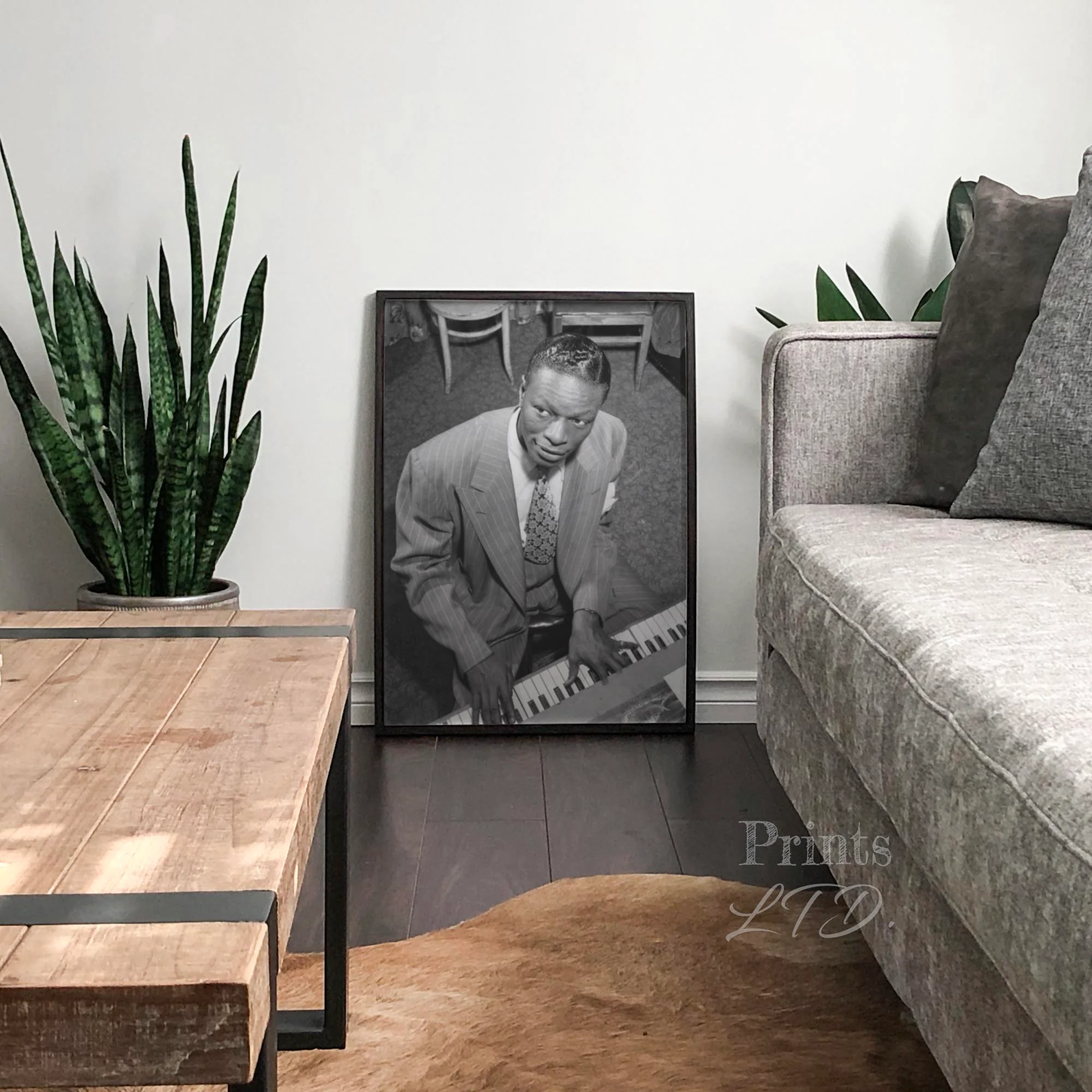 Nat King Cole playing the piano - Image 4